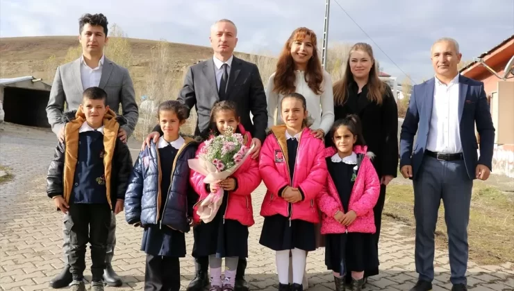 Köyün tek öğretmeni çocukları geleceğe hazırlıyor