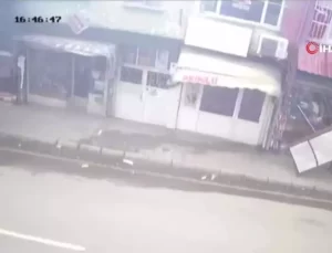 Kozan’da Fırtına Tabela Söküp Attı