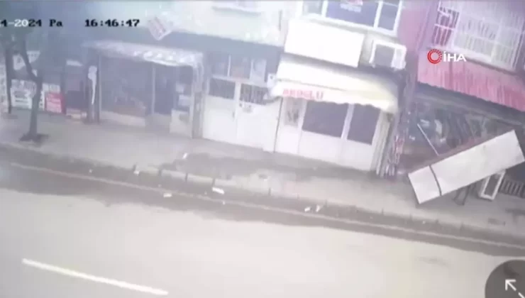 Kozan’da Fırtına Tabela Söküp Attı