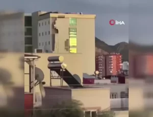 Kozan’da Kuvvetli Rüzgar Hastane Cephelerini Sökünce