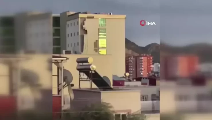 Kozan’da Kuvvetli Rüzgar Hastane Cephelerini Sökünce