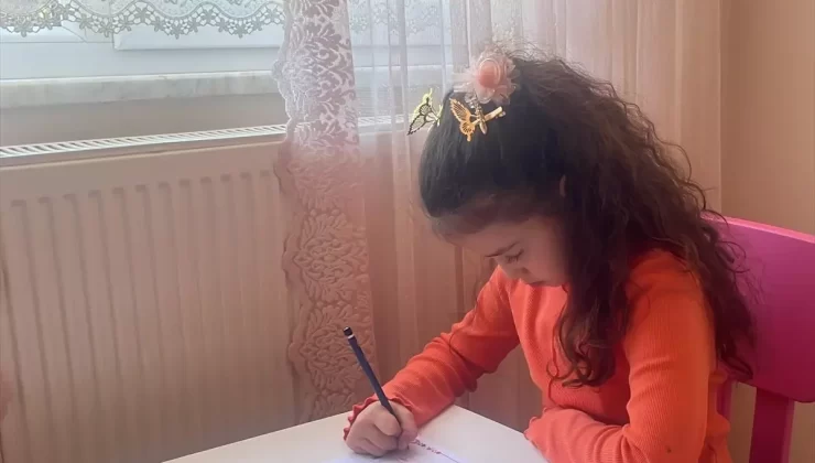 Küçük Kız Atatürk İçin Ağlıyor