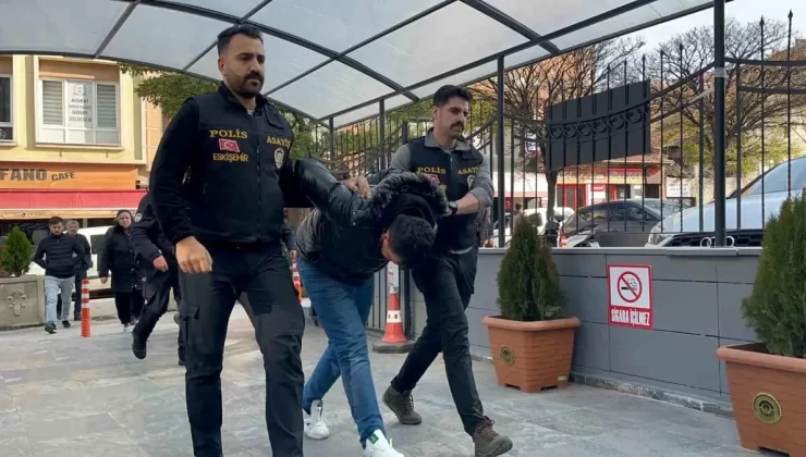 Küfürleşme Kavgası: Arkadaşını Bıçaklayarak Öldürdü