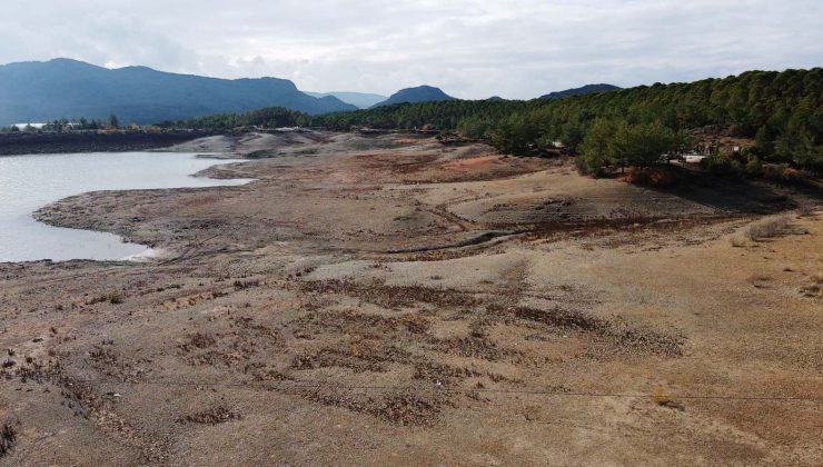 Kuraklık Ula Göleti’ni de vurdu: 50 metre çekildi