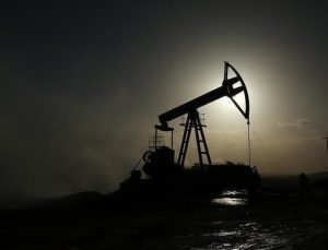 Küresel petrol üretimi günlük 300 bin varil arttı