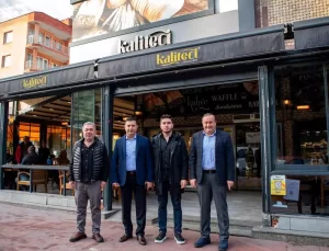 Kuşadası Belediye Başkanı, Trafik Kazasında Maddi Zarar Gören İşletmeyi Ziyaret Etti