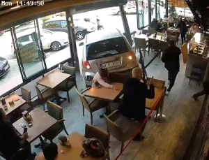 Kuşadası’nda Otomobil Kafeye Daldı: 1 Ölü