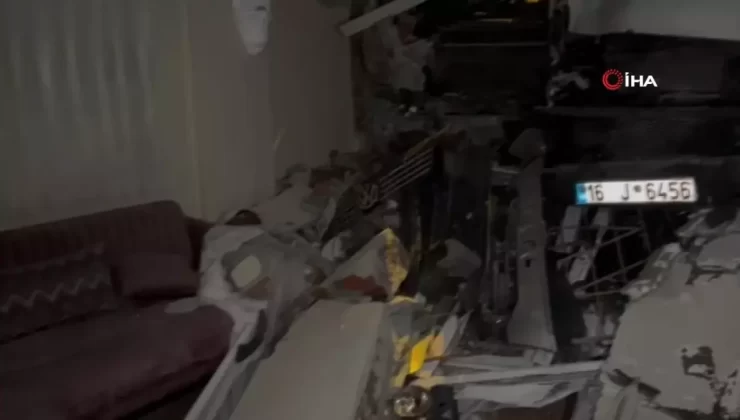 Lodoslu Kamyonet Evin Salonuna Girdi