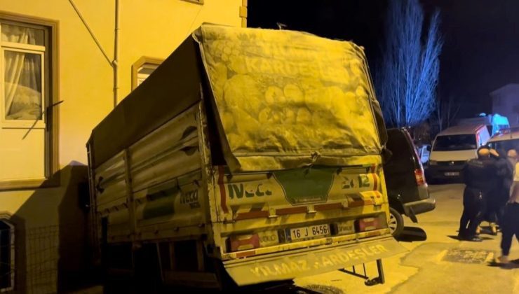 Lodostan sürüklenen park halindeki kamyon eve daldı!