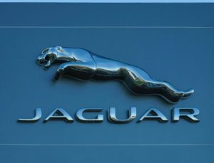 Logosunu değiştiren otomobil markalarına Jaguar da katıldı