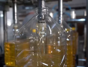 Lüleburgaz Belediyesi İhtiyaç Sahibine Ayçiçek Yağı Dağıtıyor