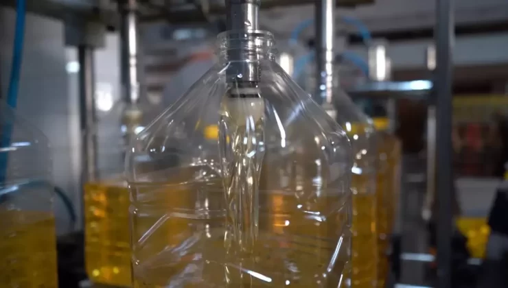 Lüleburgaz Belediyesi İhtiyaç Sahibine Ayçiçek Yağı Dağıtıyor