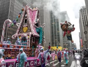 Macy’s Geçit Töreni Yağmura Rağmen Devam Etti