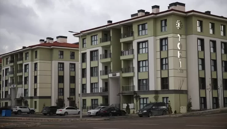 Malatya Valisi Yavuz, Yeşilyurt’taki deprem konutlarında incelemelerde bulundu Açıklaması