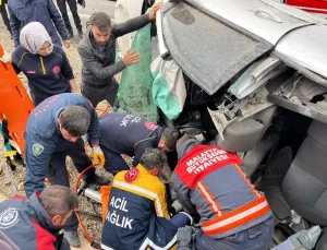 Malatya’da Otomobil Şarampole Devrildi: 4 Yaralı