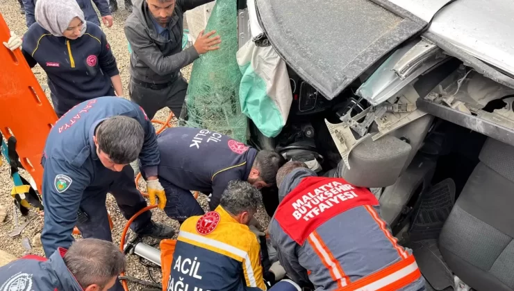 Malatya’da Otomobil Şarampole Devrildi: 4 Yaralı