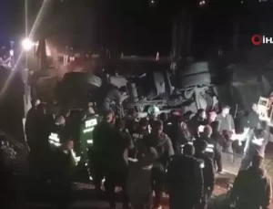 Malatya’da Polisler Tırın Altında Kaldı