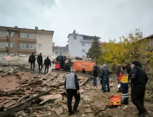 Malatya’da Yıkım Çalışmaları Sırasında Enkaz Altında Kalan İş Makinesi Operatörü Kurtarıldı