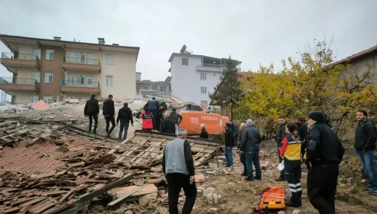 Malatya’da Yıkım Çalışmaları Sırasında Enkaz Altında Kalan İş Makinesi Operatörü Kurtarıldı
