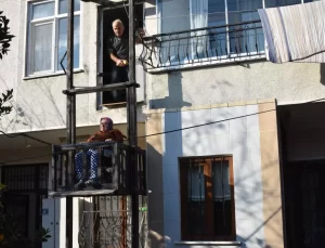Marangoz Eşinin Hayatı İçin Ahşaptan Asansör Yaptı