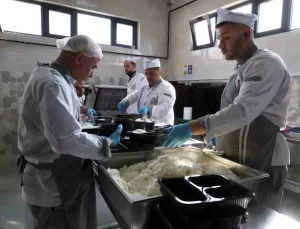 Mardin’de Aşevinin Yeniden Açılışıyla İhtiyaç Sahiplerine Sıcak Yemek Ulaştırılıyor