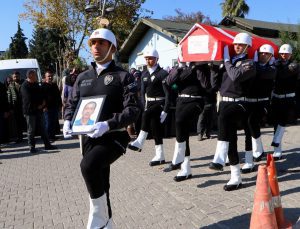 Mardin’de geçirdiği kalp krizi sonrası yaşamını yitiren polis memuru Erol Koyun’a yürek burkan veda