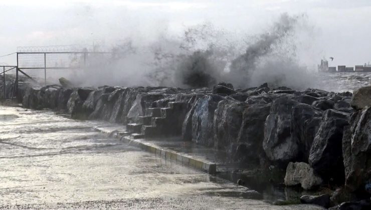Marmara’da fırtına: Avcılar’da dalgalar mendireği aştı