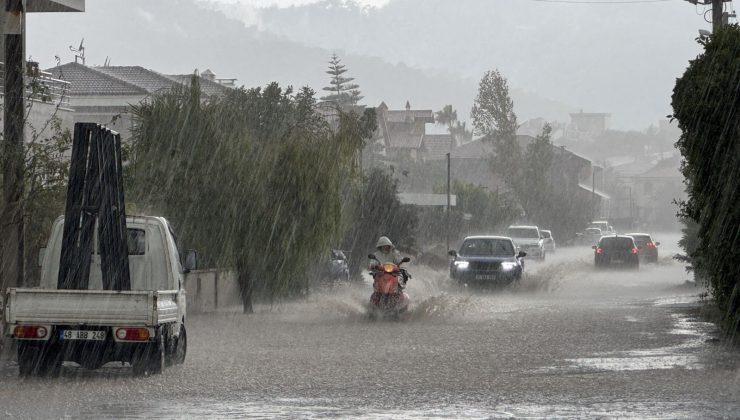 Marmaris’te sağanak: İş yerlerini su bastı