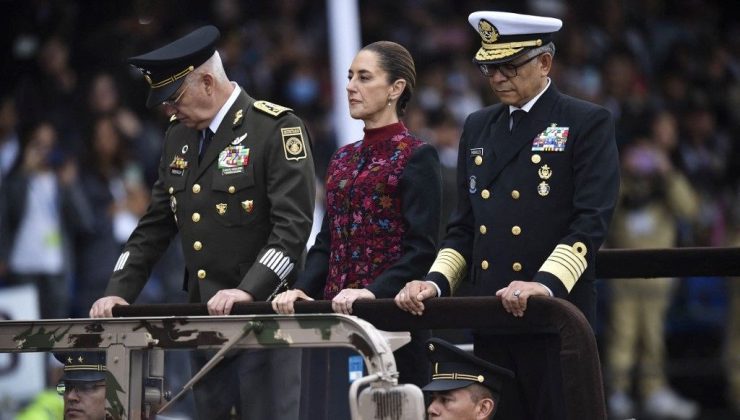 Meksika’da ilk kadın liderin etkileri: Devrimin 114. yılı kutlamalarında renkli görüntüler