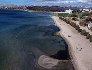 Menekşe Sahili’nde Deniz Suyu Çekildi
