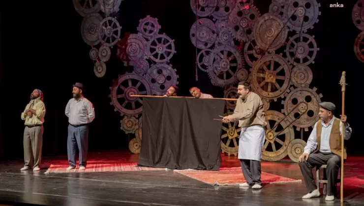 Mersin Emekli Evi Üyeleri ‘Misafir’ Tiyatro Oyununu İzledi