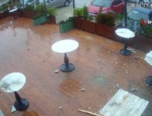 Mersin’de binaya yıldırım düştü