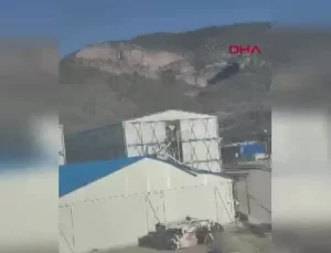 Mersin’de Fırtına, Prefabrik Kampın Çatısını Uçurdu: 2 Yaralı