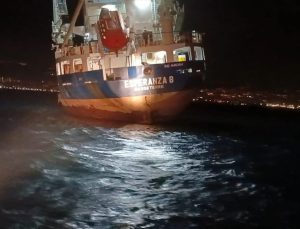 Mersin’de yan yatan gemi için tahliye işlemi başlatıldı