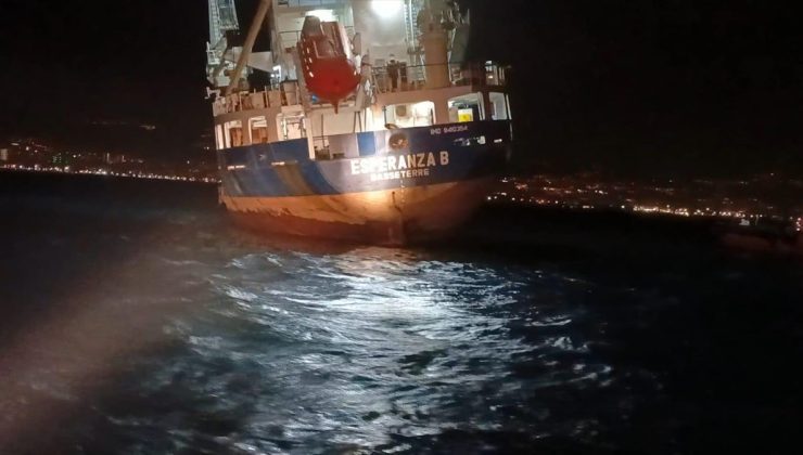 Mersin’de yan yatan gemi için tahliye işlemi başlatıldı
