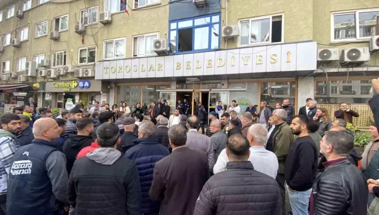 Mersin’de Yerel Pazarcılar, Belediye Önünde Protesto Gösterisi Düzenledi