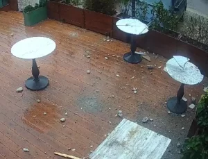 Mersin’de Yıldırım Düşmesi, Kafeye ve Araçlara Zarar Verdi