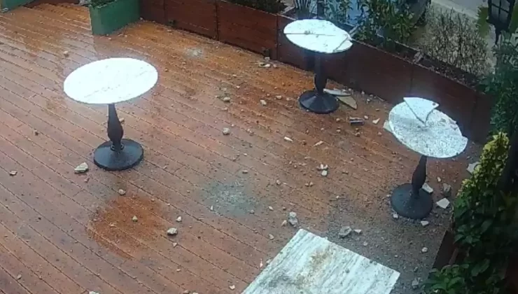 Mersin’de Yıldırım Düşmesi, Kafeye ve Araçlara Zarar Verdi