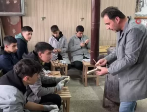 Meslek Liseli Öğrenciler Kaşık Oymacılığını Öğreniyor