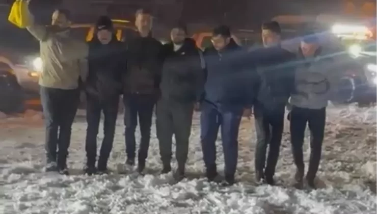 Mevsimin İlk Kar Yağışı Elazığ’da Halayla Kutlandı