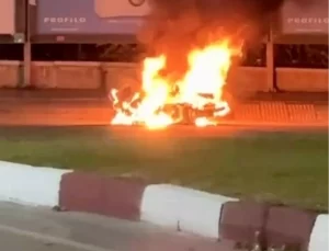 Motosiklet Sürücüsü Benzin Deposu ile Oynadı