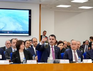 Murat Kurum, İzmir Körfezi’nin suyunu TBMM’ye getirdi