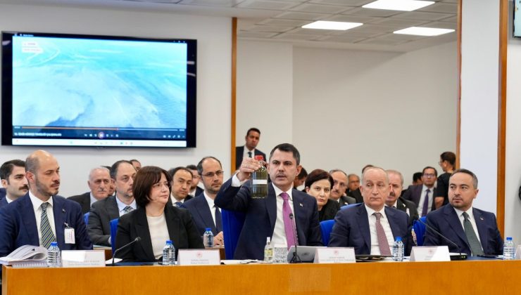 Murat Kurum, İzmir Körfezi’nin suyunu TBMM’ye getirdi