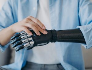 Musk’ın Neuralink şirketi zihin kontrolüyle robotik kolları çalıştıracak