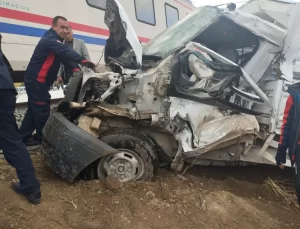 Muş’ta Tren Kazası: Sürücü Hayatını Kaybetti, Bir Kişi Yaralandı