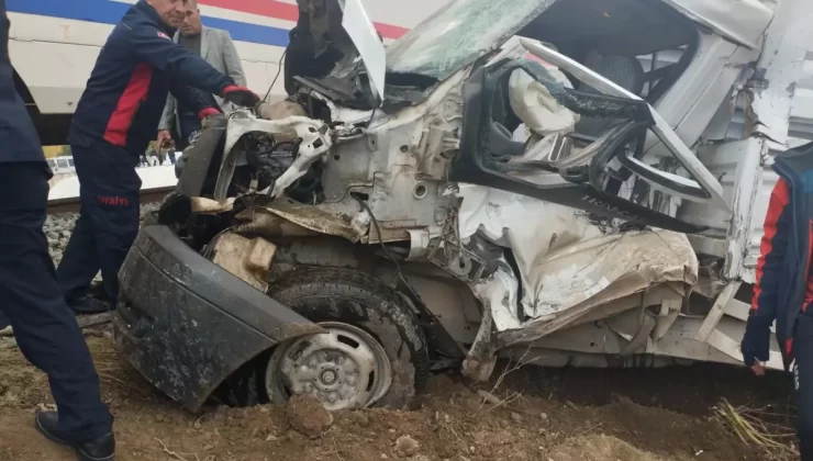 Muş’ta Tren Kazası: Sürücü Hayatını Kaybetti, Bir Kişi Yaralandı