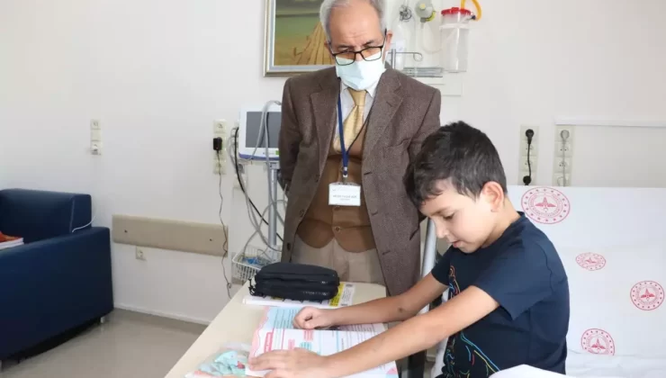 Nezih öğretmen, yatılı tedavi gören çocukların başucunda ders işliyor