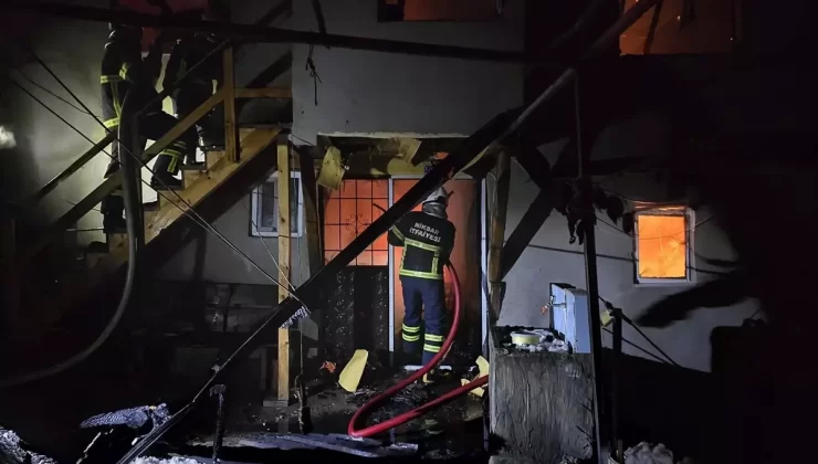 Niksar’da İki Katlı Evde Yangın