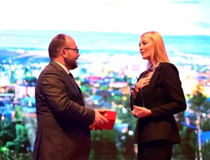 Nilüfer Çevikel, Dijitalleşme ve Teknolojiye Değer Katanlar Ödülünü Aldı