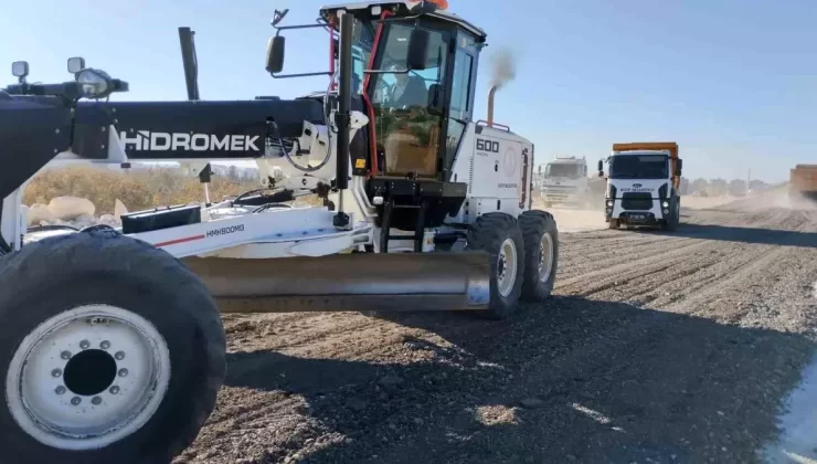 Nizip Belediyesi Kırsal Mahallelerde Yol Çalışmalarına Devam Ediyor